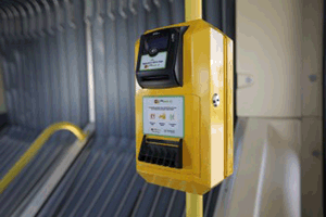 Валидатор в метро спб. Валидатор в автобусе. Желтый круг валидатора. Валидатор в автобусе. Московский метрополитен турникеты.