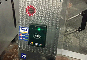 В метро Новосибирска заработала бесконтактная NFC технология оплаты проезда