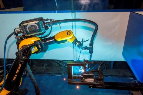 На прессово-рамном заводе ПАО «КАМАЗ» успешно прошел испытания робот «Эйдос», изготовленный казанской фирмой Eidos Robotics