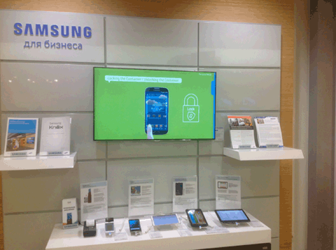 Корпоративный стенд Samsung в фирменном салоне на Тверской